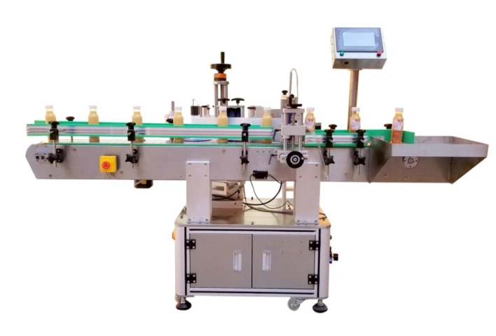 Automatic round bottle labeling machine with conveyor and touchscreen control system.